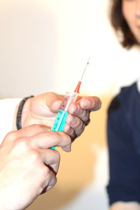 Spritze für eine Impfung gegen Herpes Zoster