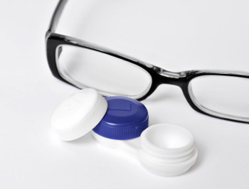 Kontaktlinsen und Brille