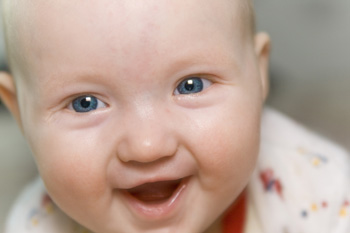 Lachendes Baby mit blauen Augen
